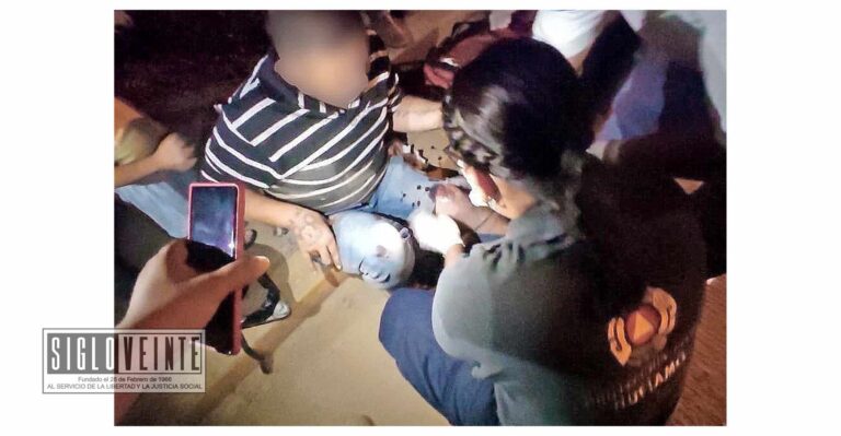 En la colonia El Chamizal de Huetamo, joven resultó con heridas al derrapar en la moto en que viajaba