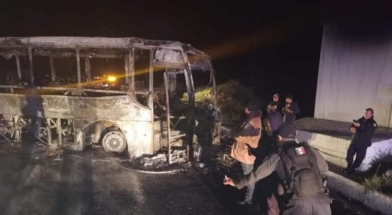 Normalistas queman autobús de pasajeros, luego de un estudiante resultó lesionado al realizar acciones de boteto