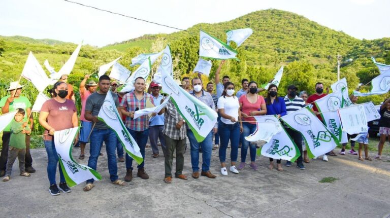 El alcalde de Carácuaro promueve las actividades deportivas y sociales con la construcción de un techo elevado en la localidad de Carasumbapio