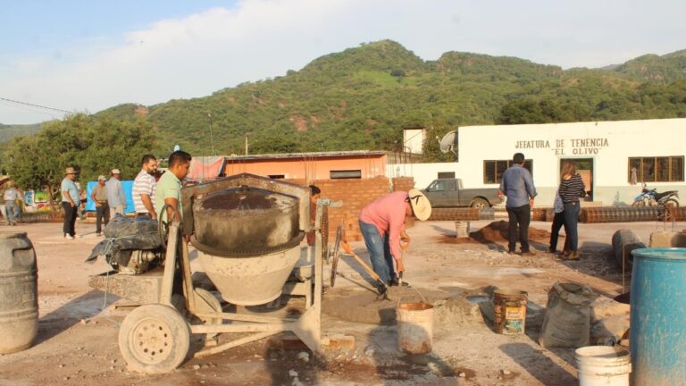 Supervisa Arturo Serrato construcción del jardín principal en la tenencia de El Olivo