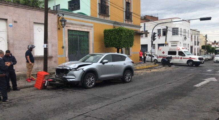 Por casi 20 metros fue arrastrado un motociclista por una camioneta en el centro de Morelia