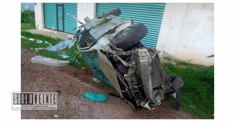 Volcadura de auto deja dos menores sin vida y dos personas lesionadas