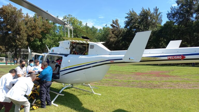 Trasladan en ambulancia aérea a menor de edad con traumatismo craneoencefálico, sufrió accidente en moto