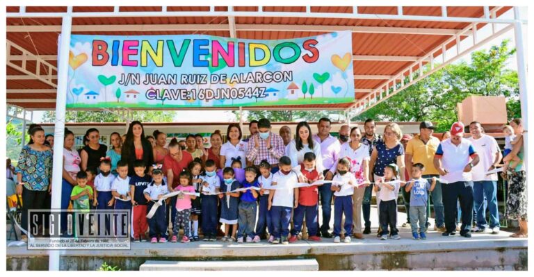 El patio del Jardín de Niños de Comburindio ya cuenta con techumbre, obra entregada por alcalde de Huetamo