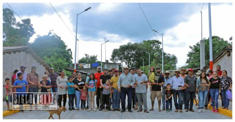 El presidente municipal de Tuzantla entrega pavimentación de calle en El Olivo