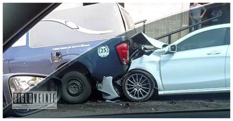 En Morelia, un automóvil Mercedes Benz choca una carroza fúnebre con difunto dentro