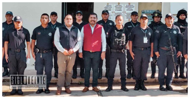 Entrega Cornelio Ríos Paniagua seguro de vida a los elementos de Seguridad Pública del municipio de Juárez