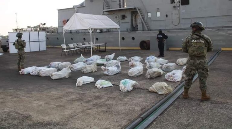 Elementos de la Marina aseguraron 840 kilos de cocaína frente a la costas de Michoacán