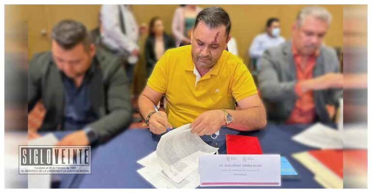 Firma Memo Torres convenio del Programa de Reencuentro Familiar para que adultos mayores de Churumuco puedan viajar a Estados Unidos