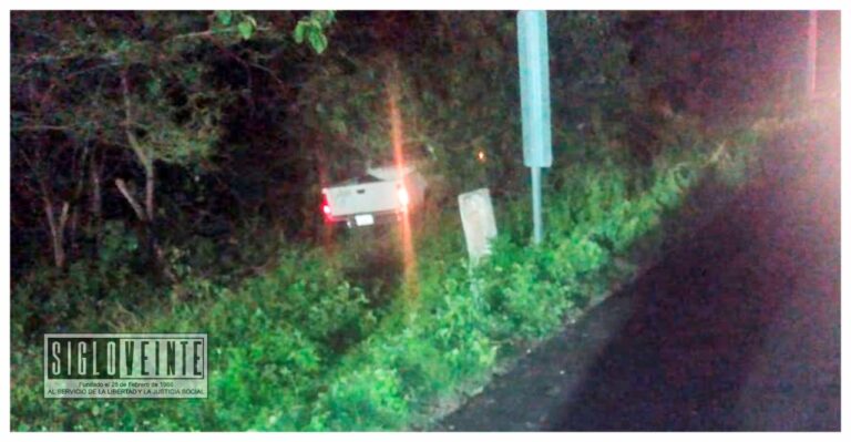 Camioneta se sale de carretera cerca de Las Trincheras, hay 3 lesionados