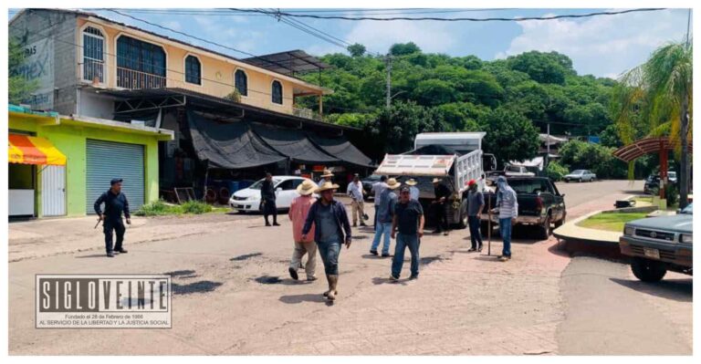 Realiza gobierno municipal de Tuzantla trabajos de bacheo en carretera federal Zitácuaro-Huetamo