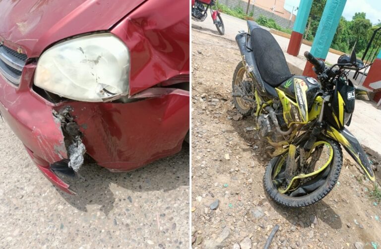 Vehículo y moto chocan en el Libramiento Batallón Huetamo, hay dos lesionados