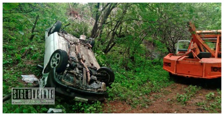 Un Tsuru fue desbalijado y abandonado luego de volcar en la carretera a La Eréndira