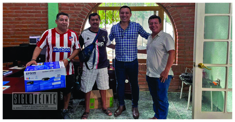 Apoya Ricardo Santibáñez al sector educativo de Huetamo, dona equipamiento a supervisión escolar