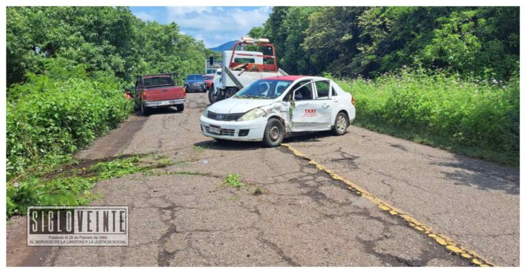 Choca taxi y camioneta cerca de Puertas de Chiripio, no hay lesionados