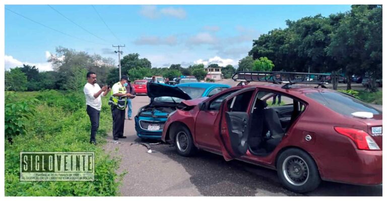 Chocan de frente dos autos cerca de la Secundaria Técnica de San Lucas