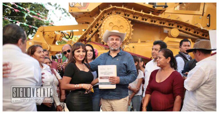 Con inversión del Ayuntamiento de Tiquicheo y del gobierno estatal, recibe Catalina Pérez Negrón un tractor D5