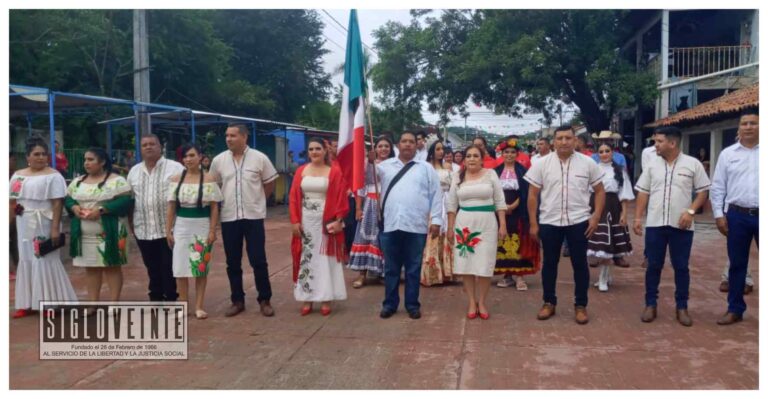 Disfrutan ciudadanos de Nocupétaro el tradicional desfile del 16 de septiembre encabezado por el alcalde Gonzalo Nares