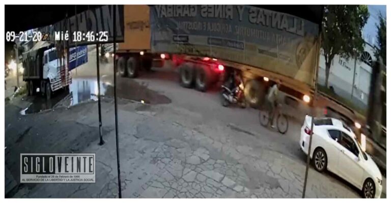 Dos mujeres en moto se estrellaron con las llantas de un tráiler en movimiento y son arrolladas, una murió