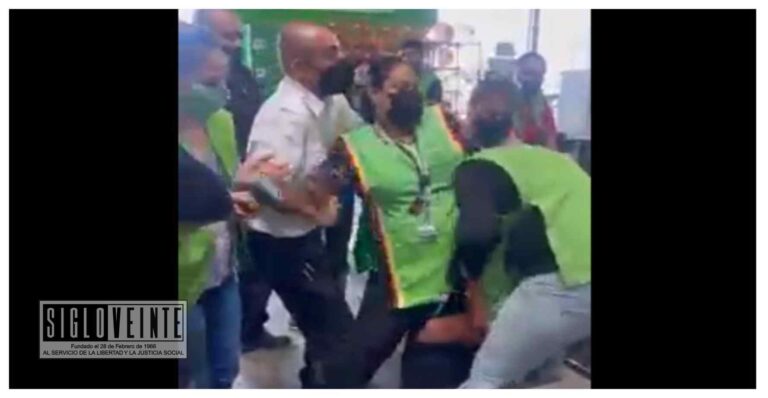 Empleada y clienta pelean por el amor de un hombre en el Aurrera