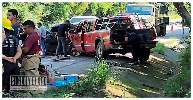 En Puerto Vallarta sicarios chocan, los rescatan y abandonan restos humanos embolsados en carretera