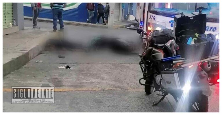 En Uruapan, moto se estrella con un camión de pasajeros, el piloto murió al instante y su pareja quedó herida de gravedad