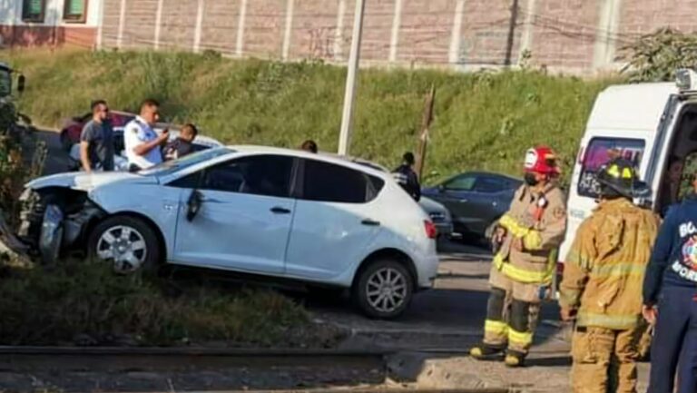 Conductora resulta lesionada, ya que le quiso ganar el paso al tren en Ciudad Industrial de Morelia