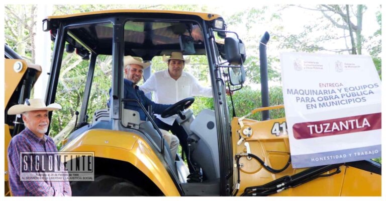 Gobierno de Tuzantla fue beneficiado con el programa de Dotación de Maquinaria y Equipos de Transporte, recibe una retroexcavadora con una inversión bipartita