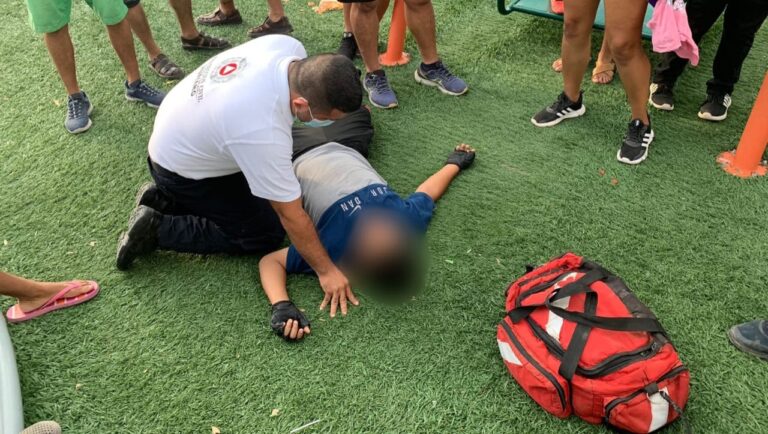 Menor se lesiona al caerse de los juegos infantiles de la Unidad Deportiva de Huetamo