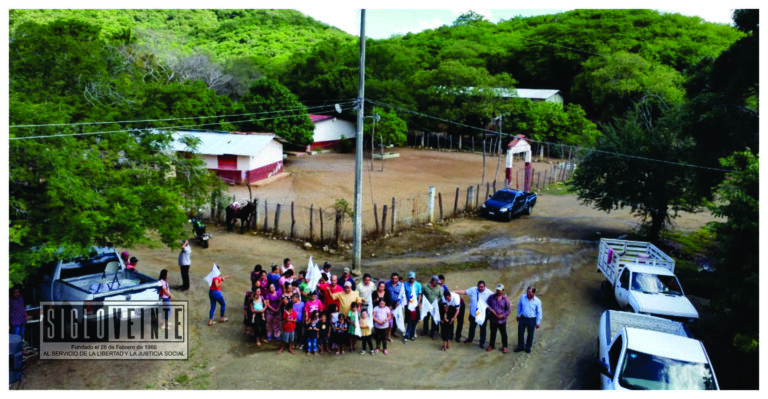 Impulsa gobierno municipal de Huetamo el mejoramiento de la red de energía eléctrica en la comunidad de El Naranjo