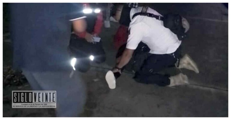 Jovencita sufre accidente de motocicleta al atravesársele un perro en su camino