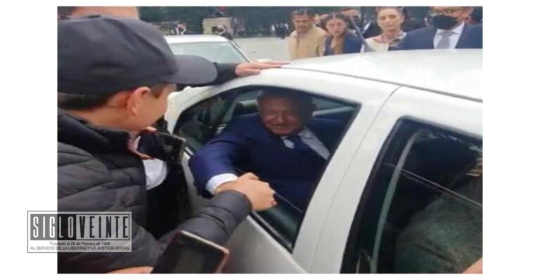 Maestros de la CNTE Michoacán interceptan al Presidente Andrés Manuel López Obrador en la Ciudad de México, le dicen que hay un “cochinero”