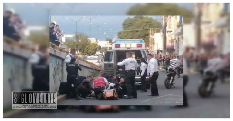 Repartidor pierde una pierna al chocar su moto con un camión de pasajeros, luego cae al vacío de un puente vehicular en Morelia