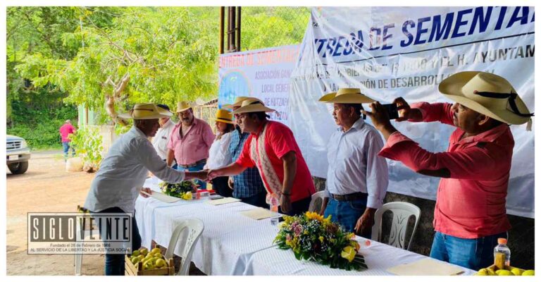 Arturo Serrato entrega sementales a ganaderos del municipio de Tuzantla