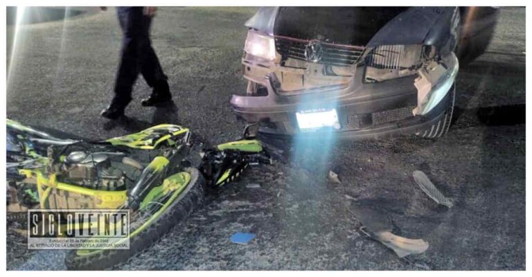 Auto y motocicleta chocan, el herido es un joven de 17 años y el conductor del coche se puso agresivo