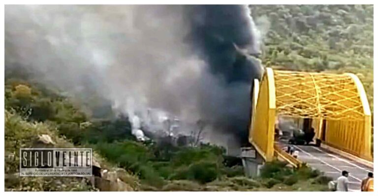 Choca y se incendia pipa cargada de combustible en autopista Siglo XXI