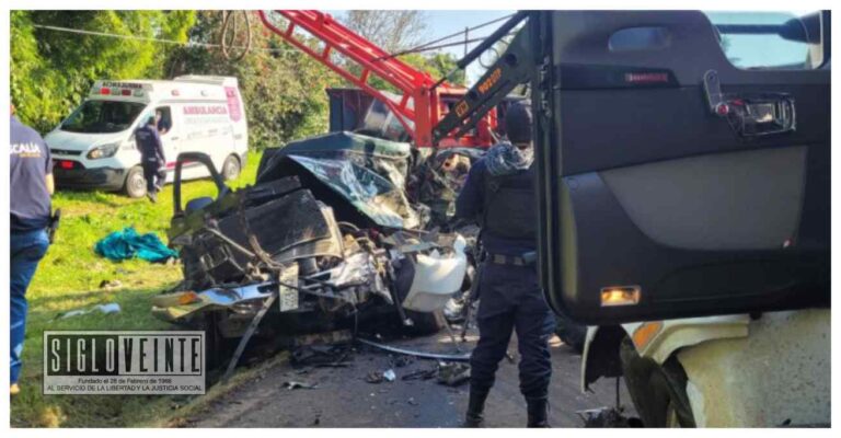 Chocan camión y camioneta con aguacateros, hay 4 muertos y 8 heridos