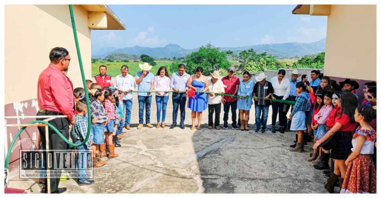 Cornelio Ríos continúa apoyando a las instituciones educativas de Juárez, entrega barda perimetral a escuela primaria