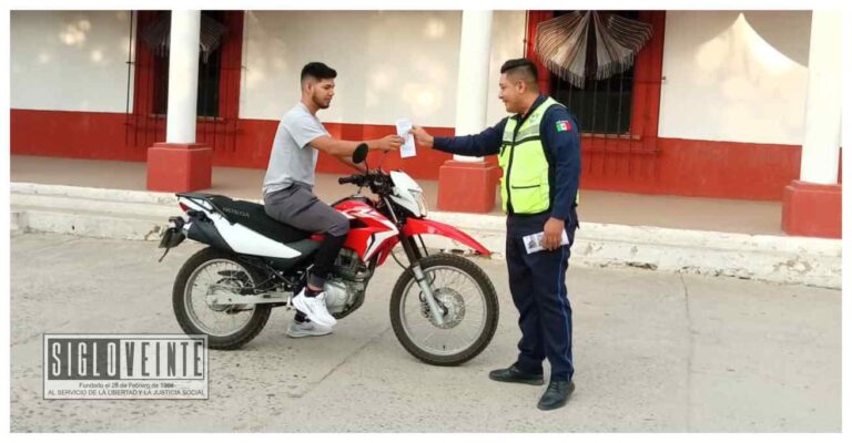 Delegación de Tránsito de Nocupétaro realiza campaña de prevención de accidentes y uso del casco en motociclistas