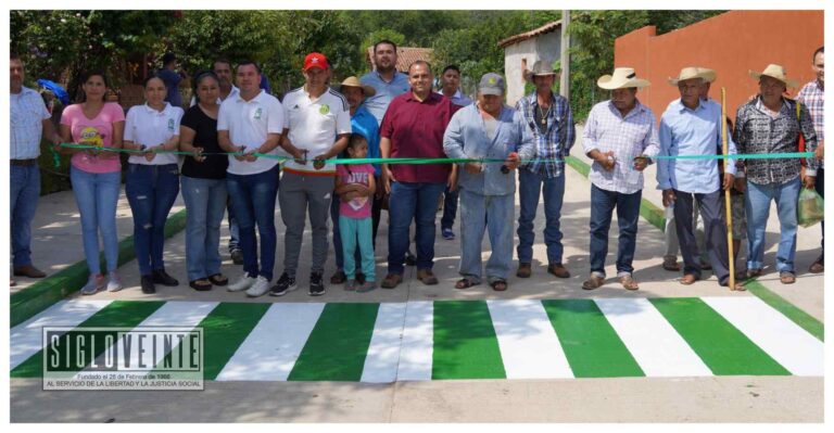 Dentro del programa “Amor Por Mi Tierra”, Reynaldo Gómez entrega pavimentación de la calle principal en la localidad del Nieto