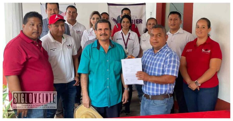 Entrega Ayuntamiento de Nocupétaro y Sí Financia créditos por más de 150 mil pesos