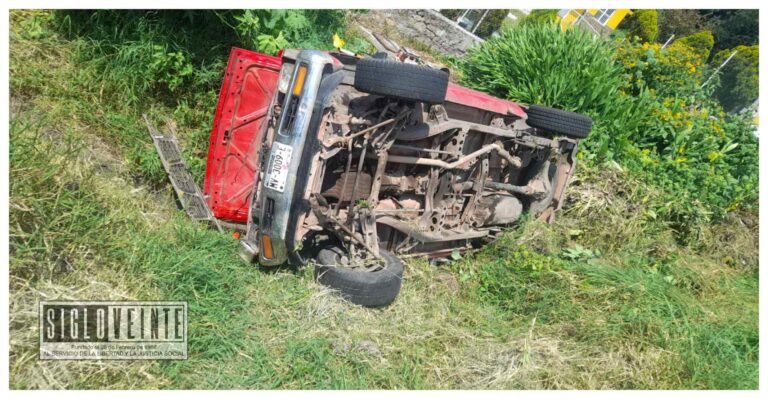 Hay dos lesionados al volcar camioneta en la carretera Zitácuaro-Tuzantla
