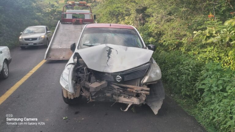El exceso de velocidad provoca que taxi se salga de la carretera entre Las Trincheras y Petáchicharo, hay 2 lesionados