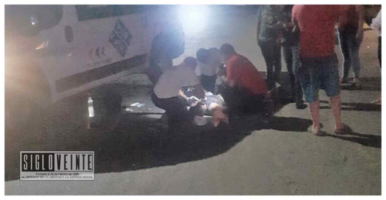 Joven sufre lesiones graves al accidentarse en moto en el libramiento de Huetamo