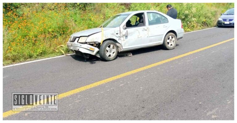 Vuelca Jetta cerca del lugar conocido como El Cargadero en el municipio de Nocupétaro
