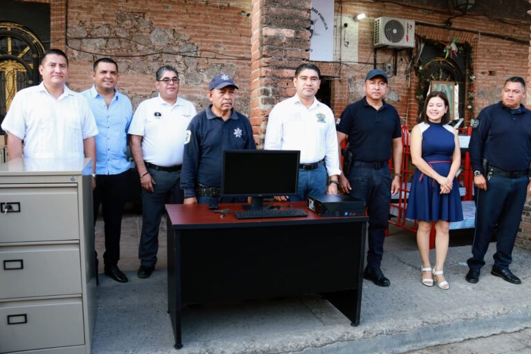 Entrega alcalde de Huetamo equipo a la Policía Municipal