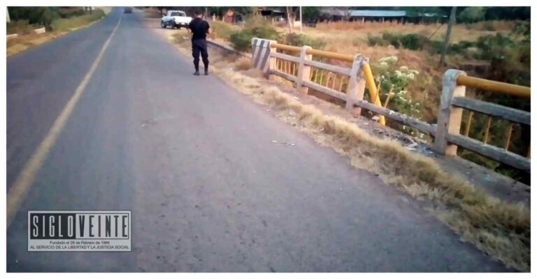 Remolque derriba barandal del puente vehicular La Florida de Huetamo
