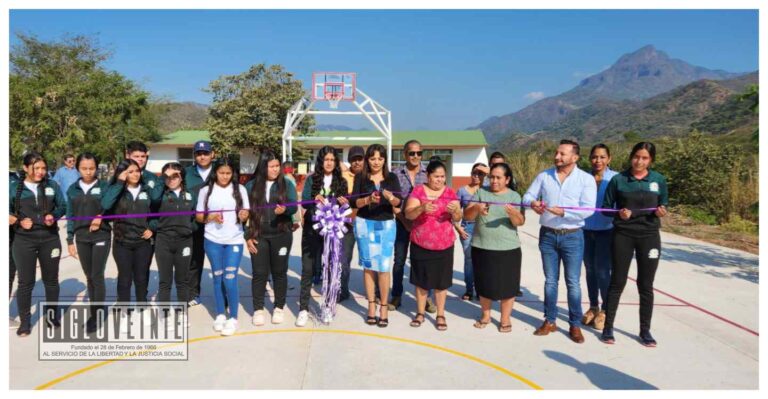 Cumple alcaldesa de Tiquicheo con el Telebachillerato de San Carlos, inaugura la cancha de usos múltiples
