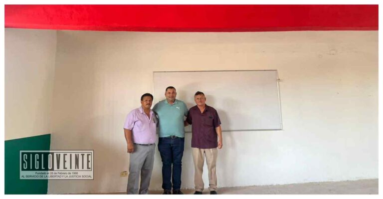 Entrega Memo Torres la rehabilitación de aulas en la Escuela Secundaria Ricardo Flores Magón de Churumuco
