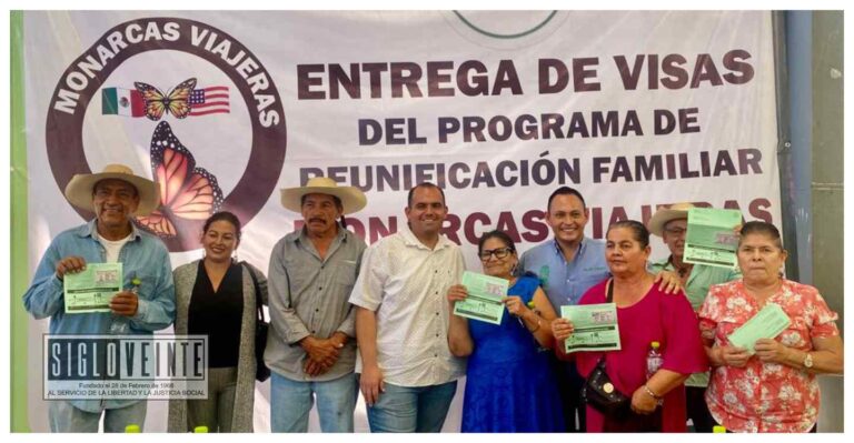 Entrega alcalde de Carácuaro visas a 50 abuelitos del Programa de Reunificación Familiar Monarcas Viajeras
